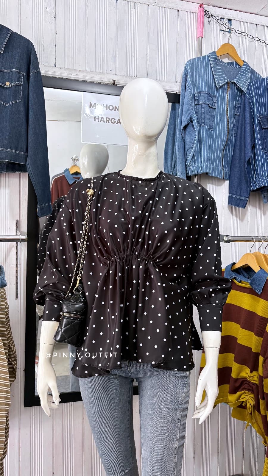 Blouse Polka Karet Dada — Hitam