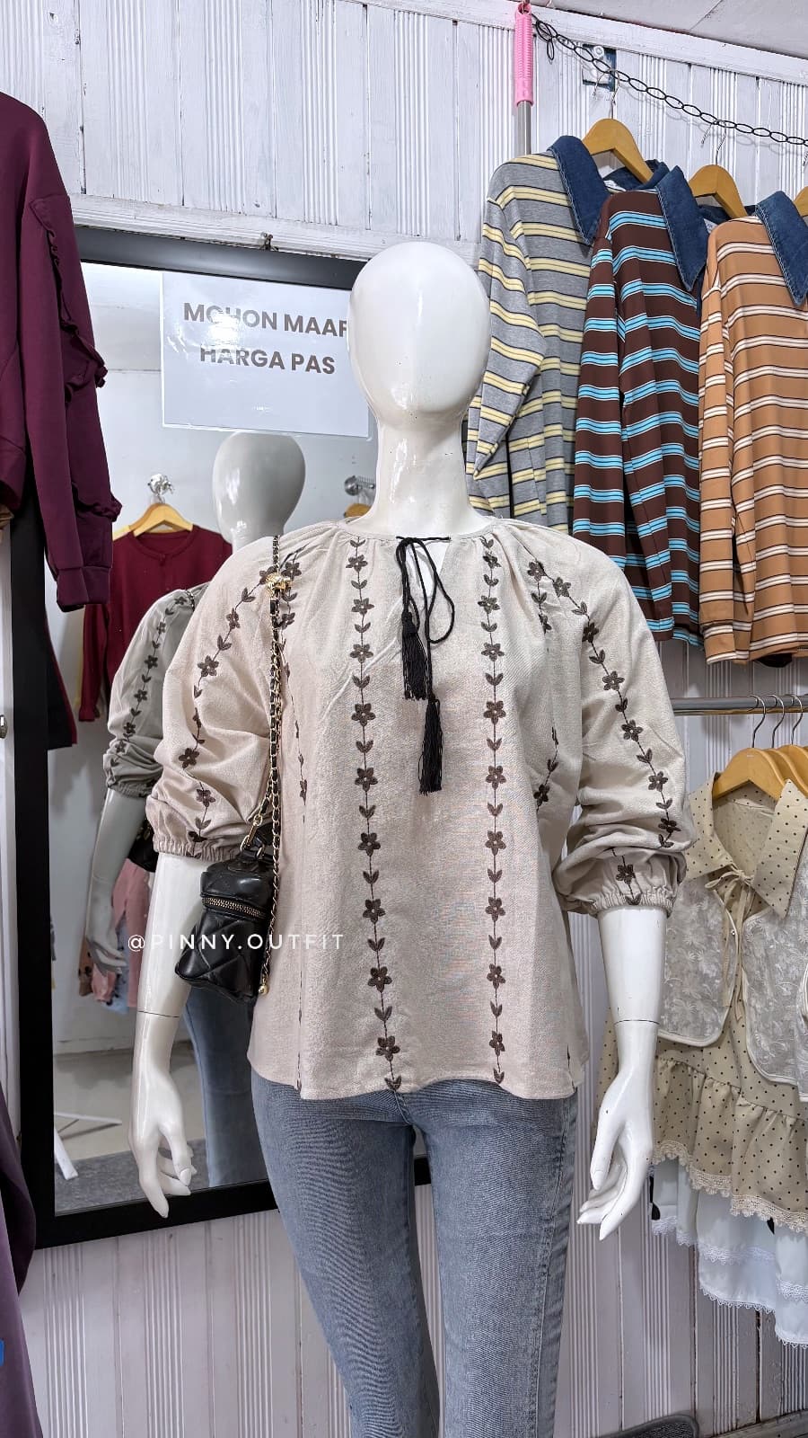 Blouse Bunga Vertikal — Cream