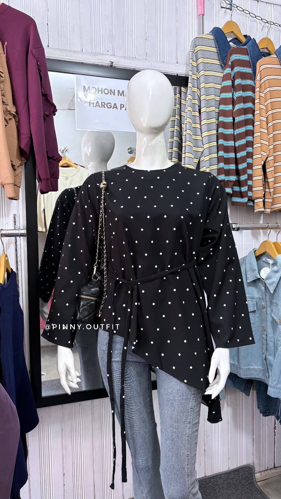 Polkadot Kecil Miring — Hitam